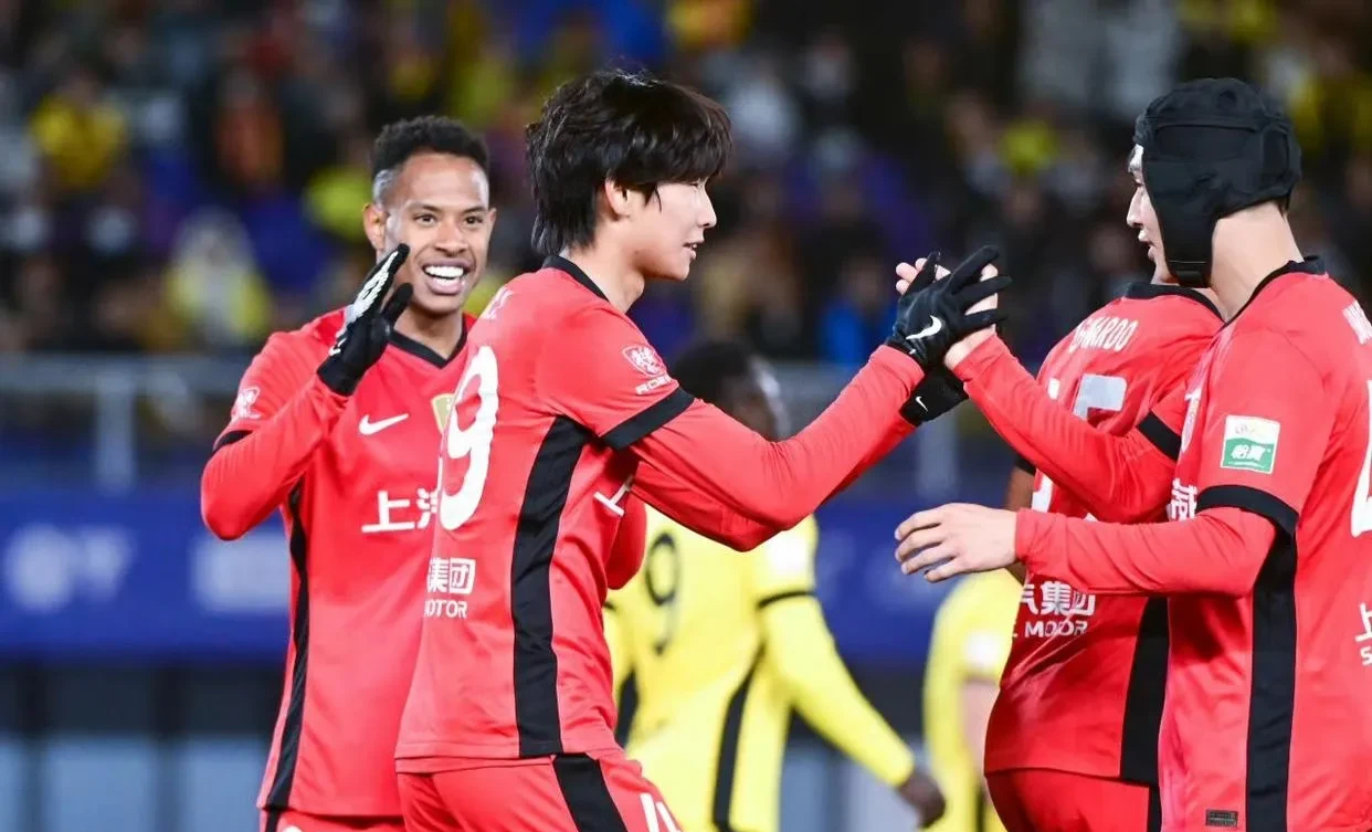 包含上海海港主场击败山东泰山，奥斯卡送助攻的词条