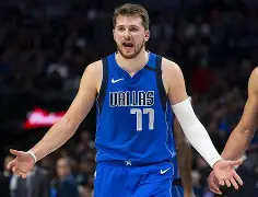 东契奇空砍高分难救主(东契奇克服颈伤触底反弹 单节暴走狂砍19分强势收胜)